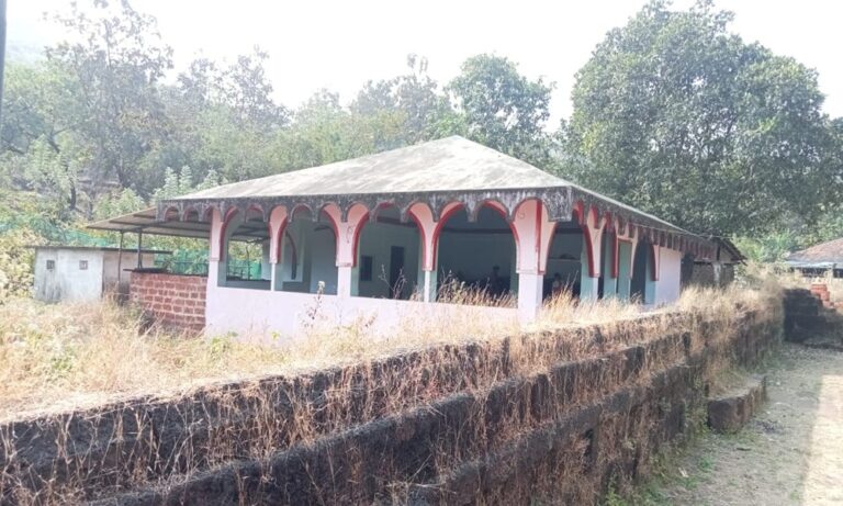 ग्रामदेवता मंदिर २